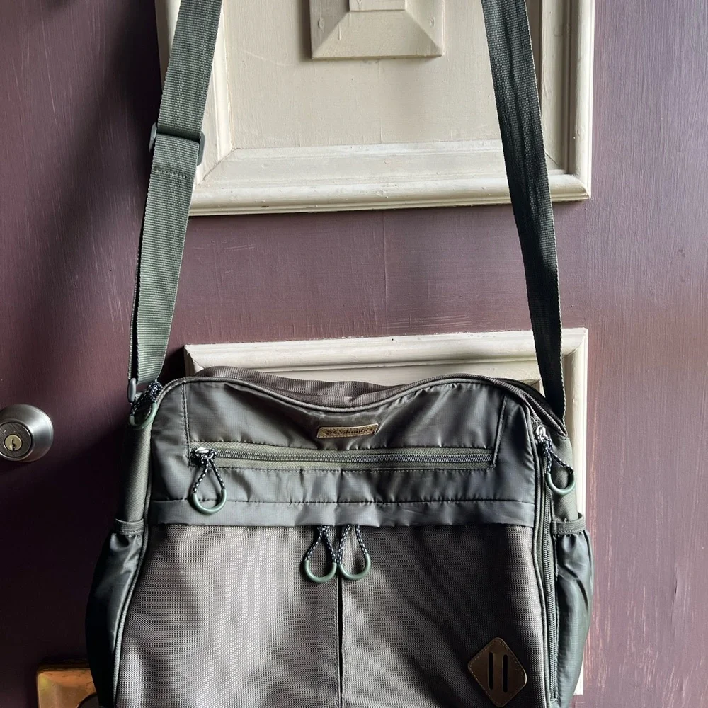 Columbia Soft Shoulder Briefcase Bag Thermal Pocket Adjustable Strap Green